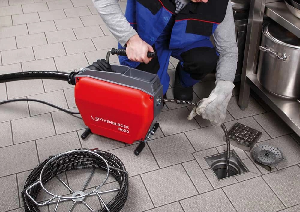 ČIŠTĚNÍ ODPADŮ A KANALIZACE